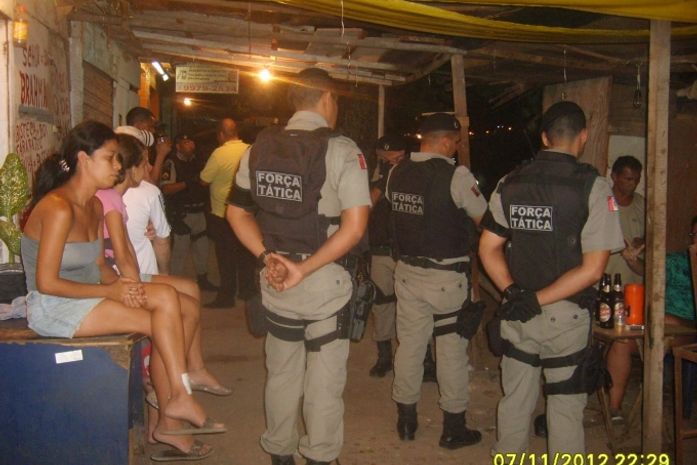 Militares durante a abordagem