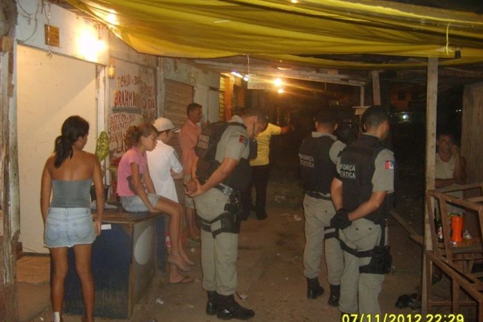 Militares durante a abordagem