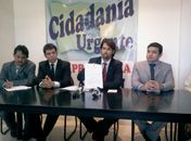 Pedro Barbosa mostra mandado de segurança que será ingressado amanhã