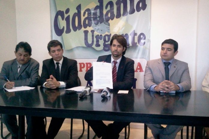 Pedro Barbosa mostra mandado de segurança que será ingressado amanhã