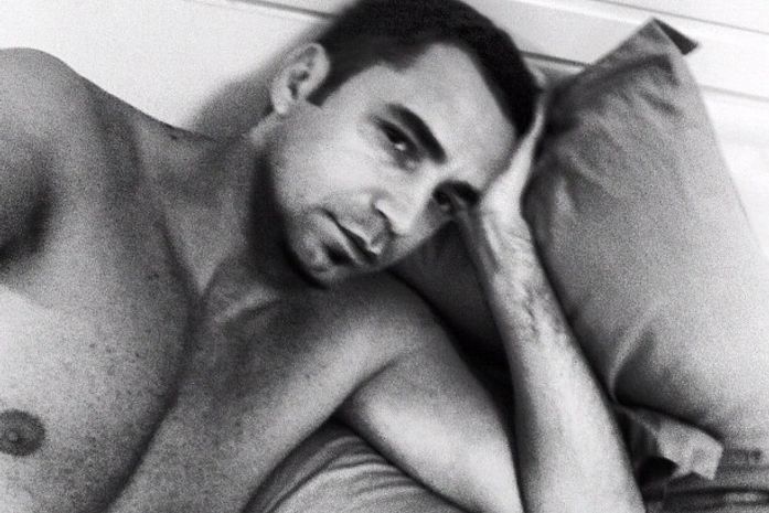 Mesmo gripado, Latino 'sensualiza' na hora de acordar