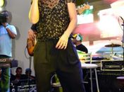 Com pé machucado, Ivete Sangalo lança blocos de Carnaval