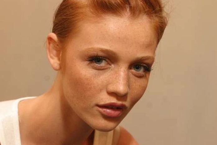 A maquiagem ideal para as mulheres com sardas. Confira