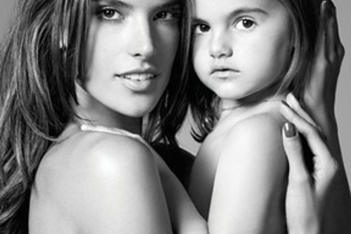 Veja fotos de Alessandra Ambrosio com a filha em campanha
