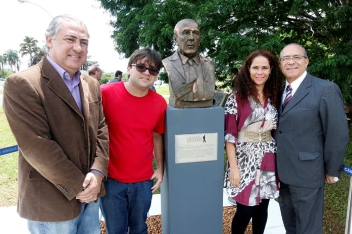 Sabino, professor Abel, Márcia Marcolino e o deputado Eliseu Padilha na inauguração do busto de Ulysses Guimarães