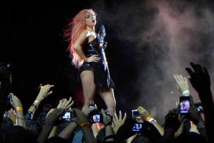 Lady Gaga faz show no Rio debaixo de chuva e lágrimas
