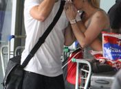 Danielle Winits troca beijos com namorado no aeroporto