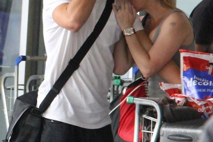 Danielle Winits troca beijos com namorado no aeroporto