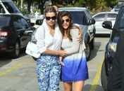 Flavia Alessandra ampara a filha, Giulia 
