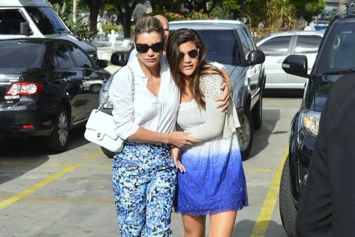 Flavia Alessandra ampara a filha, Giulia