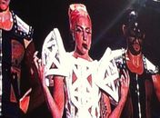 Lady Gaga é acertada no rosto por objeto em noite de pouco improviso