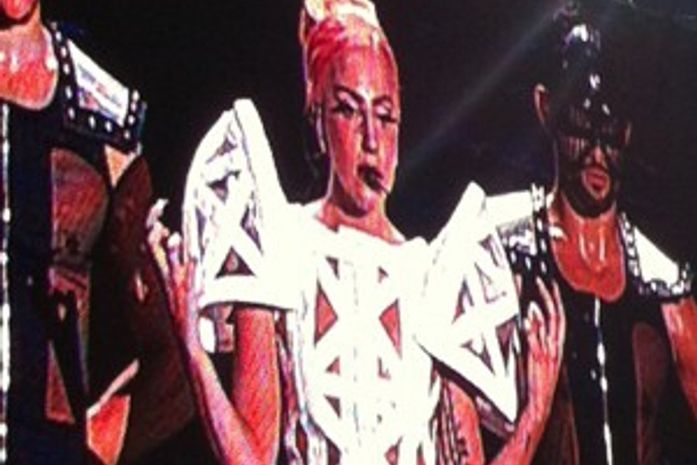 Lady Gaga é acertada no rosto por objeto em noite de pouco improviso