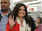 Após término com Justin Bieber, Selena Gomez aparece sorridente