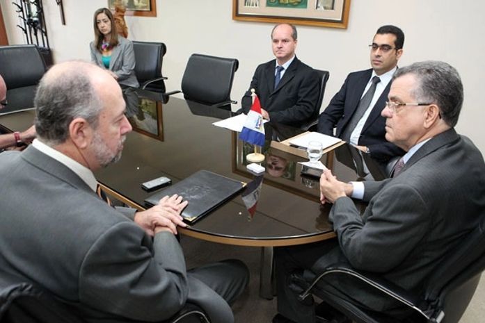 Governador em exercício, Sebastião Costa Filho, durante reunião com representantes do Iteral