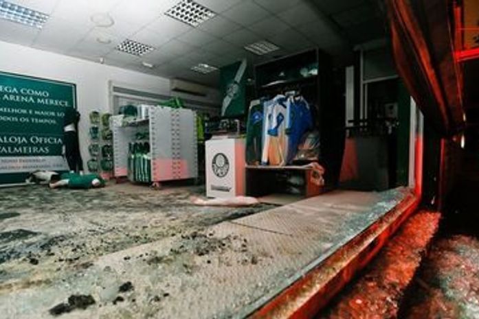Loja do Palmeiras é arrombada e incendiada após derrota para o Flu