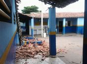 Parte do teto de escola desabou