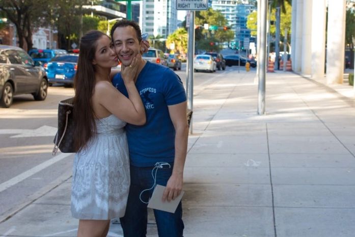 Depois da polêmica do furacão, Nana Gouvêa posa com o marido em Miami