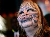Famoso por transformações, "homem-gato" morre aos 54 anos