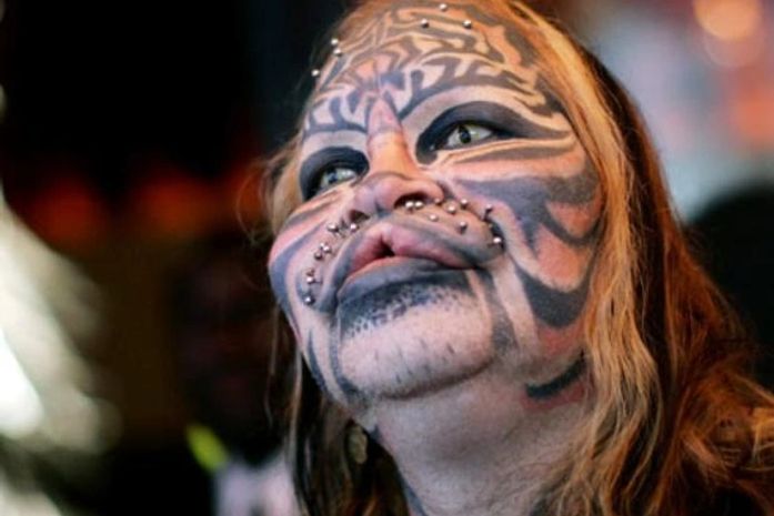 Famoso por transformações, "homem-gato" morre aos 54 anos