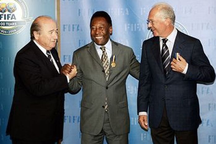 Após cirurgia, Pelé está internado em hospital de São Paulo