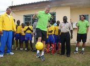 Pepe bate bola com crianças no Gabão