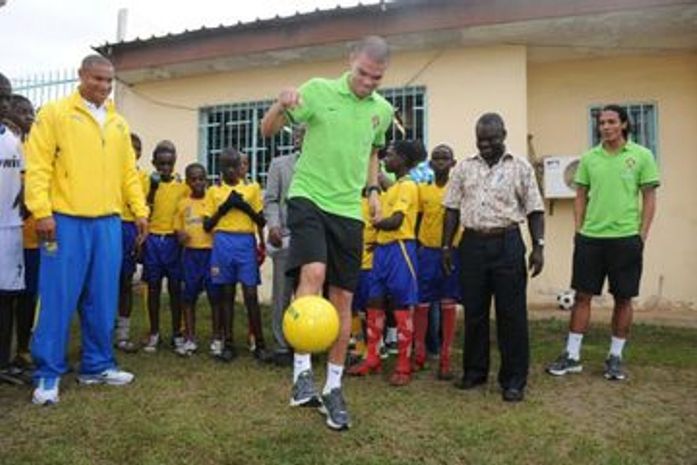Pepe bate bola com crianças no Gabão