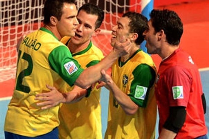 Falcão faz dois e Brasil elimina a Argentina no Futsal