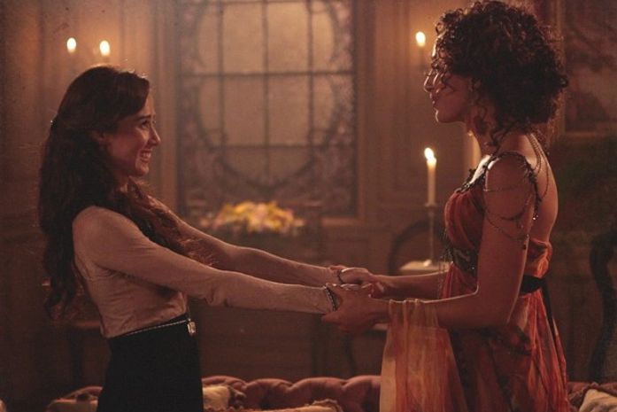 Isabel volta ao Brasil rica e glamourosa, e reencontra a grande amiga Laura