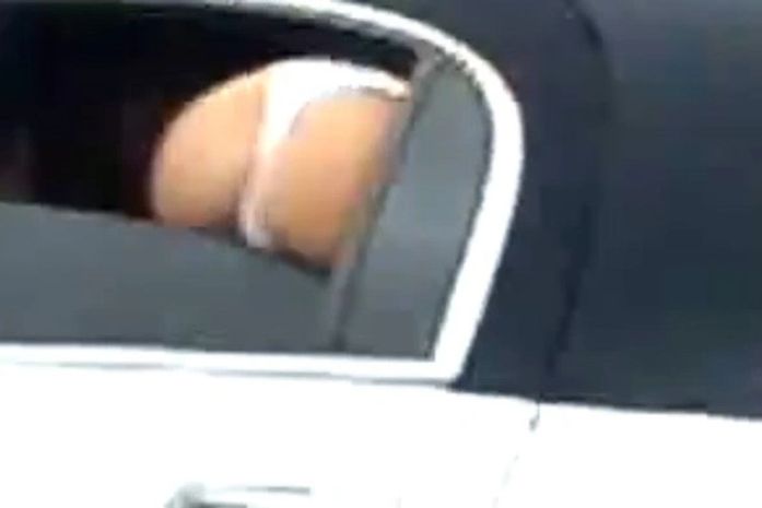 Noiva em limusine exibe calcinha fio-dental para motoristas na Rússia