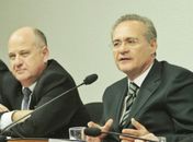 Renan e o ministro interino de Minas e Energia, Márcio Zimmermann durante a última audiência pública