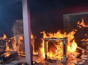 Em poucos minutos, fogo destrói residência no Jardim Esperança