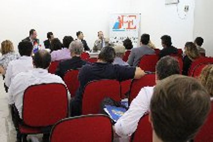 Bomfim na palestra da APE-Al