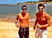 Henri Castelli e Thiago Martins mostram tanquinho