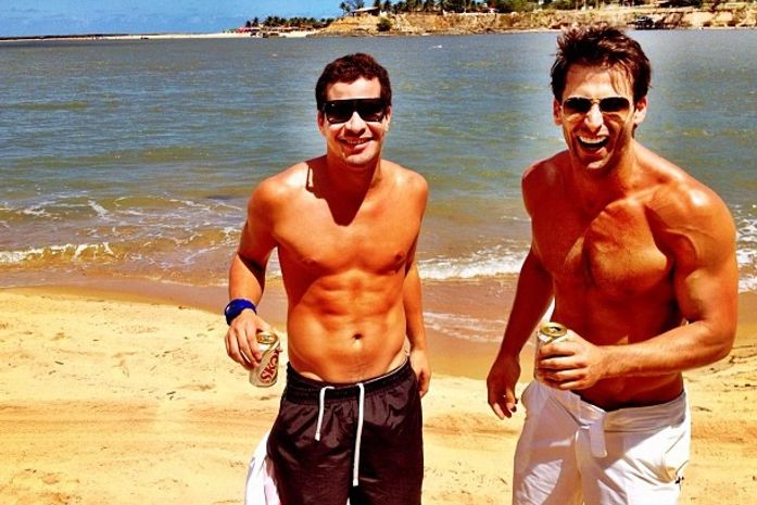 Henri Castelli e Thiago Martins mostram tanquinho