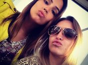 Pérola Faria e Carla Diaz fazem biquinho antes de embarcar