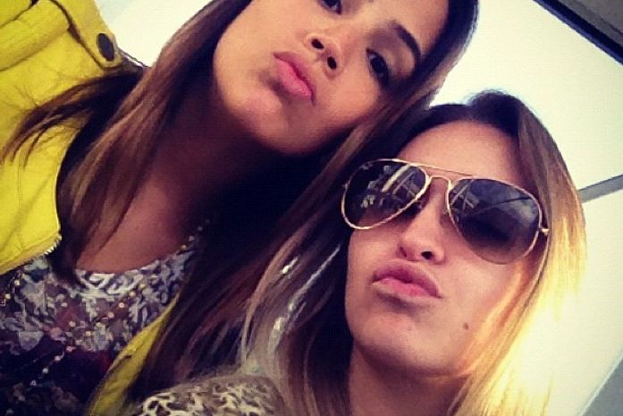 Pérola Faria e Carla Diaz fazem biquinho antes de embarcar