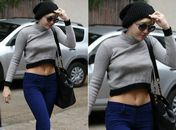 De barriga de fora e sem sutiã, Miley Cyrus vai ao médico na Califórnia