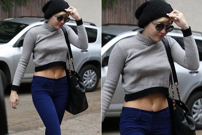 De barriga de fora e sem sutiã, Miley Cyrus vai ao médico na Califórnia