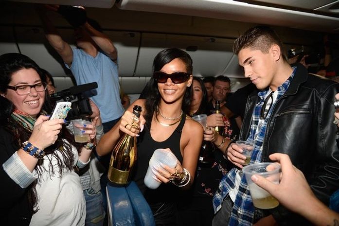 Rihanna faz festa com fãs dentro de avião