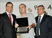 Renan, entre Alexandre Lima (Unida) e Lourenço Lopes (Asplana) recebe homenagem dos plantadores de cana