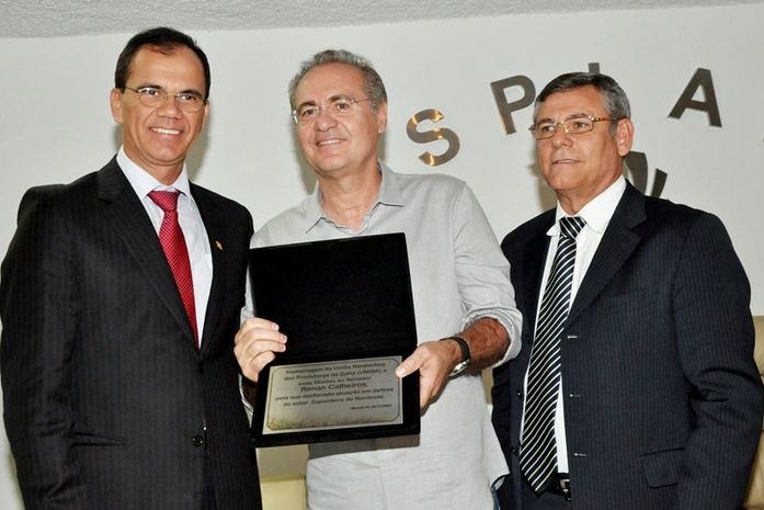 Renan, entre Alexandre Lima (Unida) e Lourenço Lopes (Asplana) recebe homenagem dos plantadores de cana