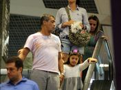 Em meio a crise no casamento, Romário vai a shopping com a mulher
