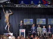 Lakers inaugura estátua de ídolo e volta a vencer