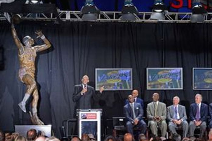 Lakers inaugura estátua de ídolo e volta a vencer