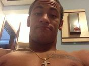Neymar esboça novo visual em foto nas redes sociais