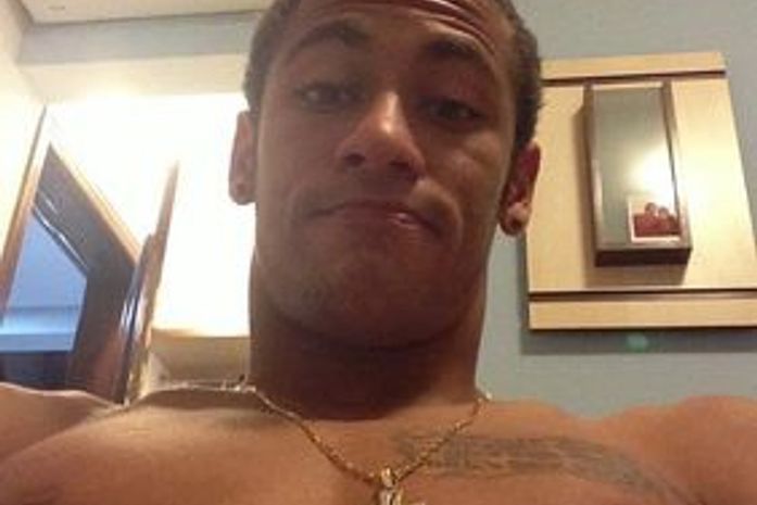 Neymar esboça novo visual em foto nas redes sociais