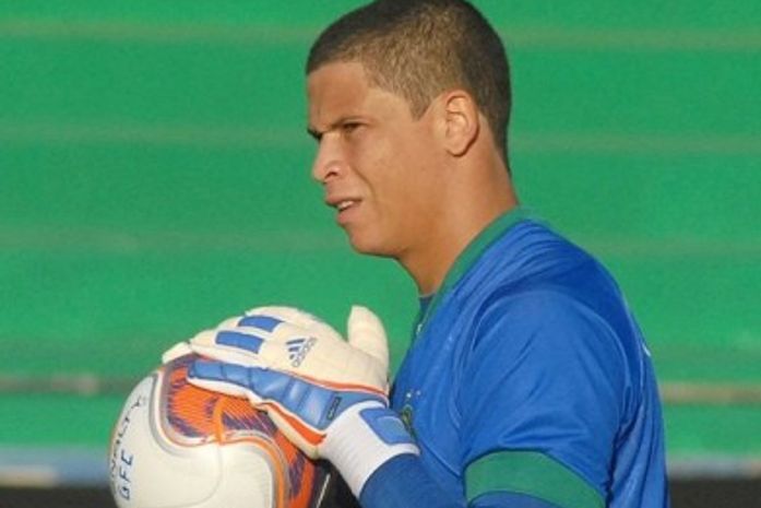 Goleiro do Guarani diz que foi mal interpretado. "Tenho carinho pelo CRB"