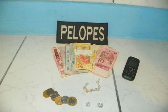 Mulher é presa acusada de tráfico de drogas em Delmiro Gouveia