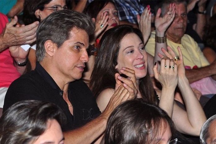 Claudia Raia e Edson Celulari babam juntos pela filha em apresentação