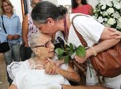 Mãe de Caetano Veloso sofre AVC e está em estado grave, diz jornal